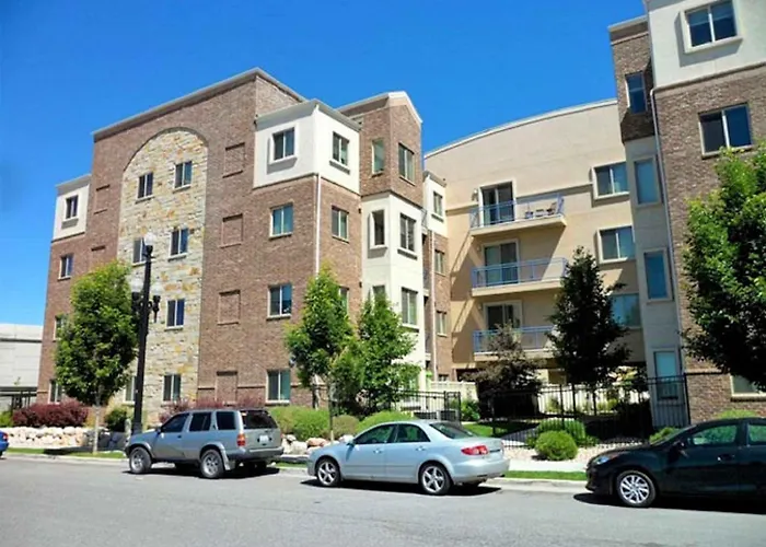 Deluxe Downtown Condo Close To Everything!