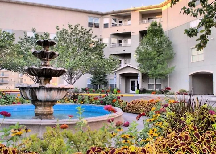 Deluxe Downtown Condo Close To Everything!